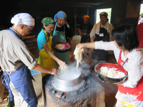 写真：うどんの麺をゆでる作業