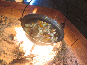 写真：囲炉裏で筑前煮を煮る様子