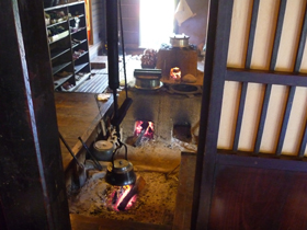 写真：南郷の曲家の囲炉裏とかまど