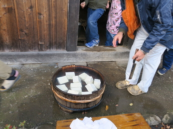 囲炉裏で豆腐を焼く