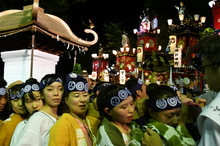 写真：須賀神社みこしと祭り囃子共演