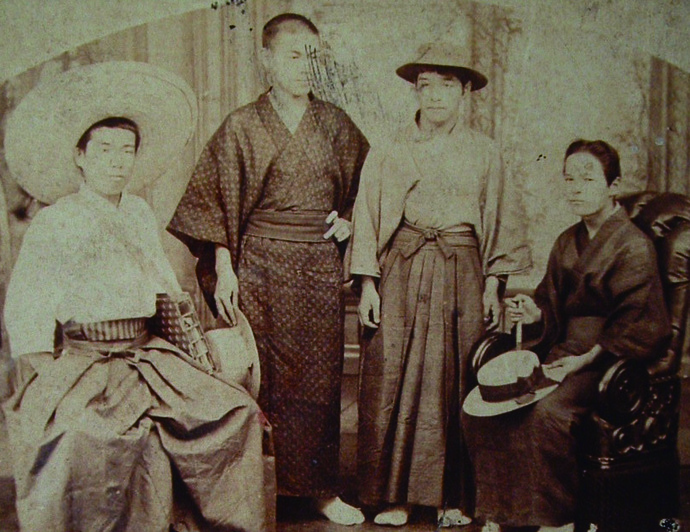 青年時代の山田寅次郎（左）と生方弥右衛門（右から2番目）の写真