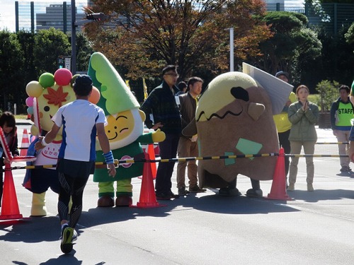 写真4：ハイタッチを待つゆるキャラ達