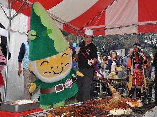 写真2：焼きまんじゅうに挑戦するぬっくん