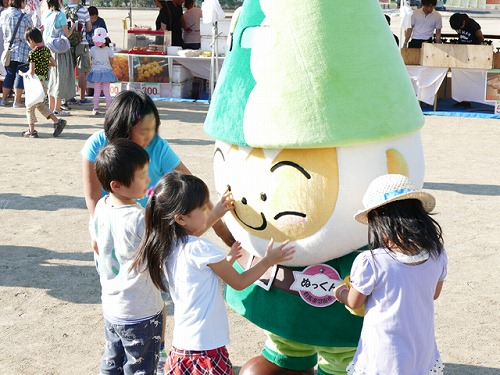 写真3：子ども達と触れあうぬっくん