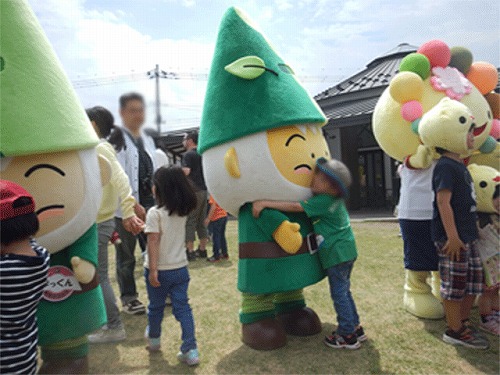 写真3：子どもとふれあうぬっくん