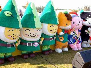 写真2：ぐんまちゃん達と並ぶぬまたんち