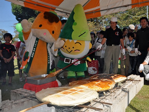 写真2：巨大焼きまんじゅう