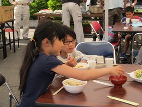 写真：昼食の様子1