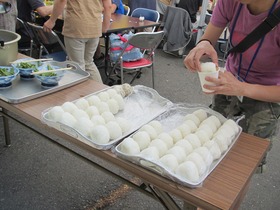 写真：おむすびを作る様子