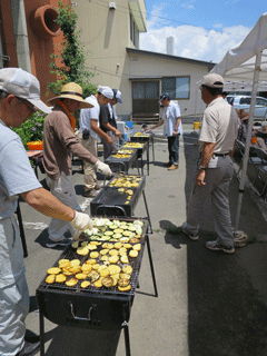 写真：昼食（バーベキュー）