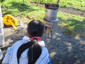 写真：餅米を竈で蒸かす作業2