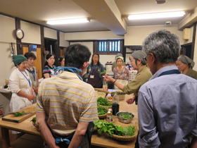 写真：山菜料理作り体験