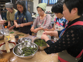 写真：山菜の下ごしらえ