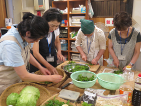 写真：女性陣の料理の様子