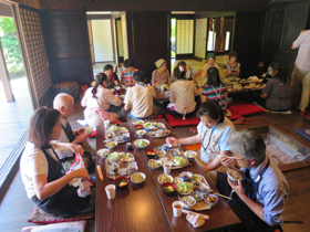 写真：皆で食事をする様子