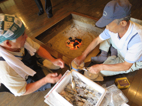 写真：岩魚の塩焼き作業