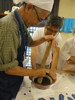 写真：ごまを擦る作業