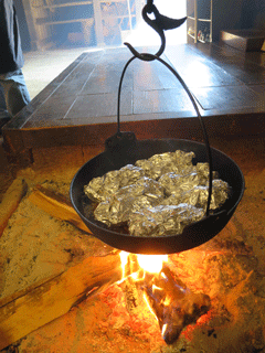 写真：囲炉裏でホイル焼きをつくる様子