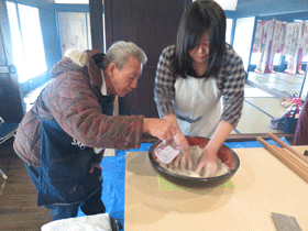 写真：そば粉をまとめる作業