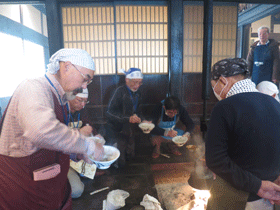 写真：そばがき作り