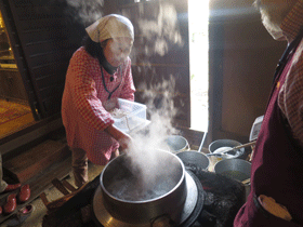 写真：そばをゆでる作業