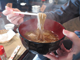 写真：そばを食べる様子