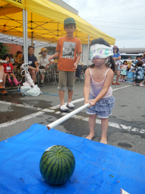 写真：スイカ割りをする子ども