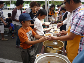 写真：昼食の様子1