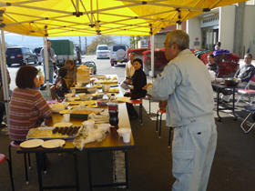 写真：餅つき後の食事会2