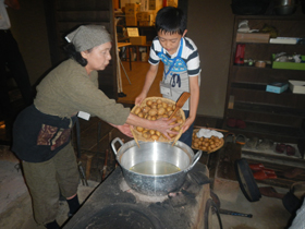 写真：「じゃがいもの味噌つるべ」作り