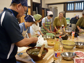 写真：それぞれの料理の分担作業をする大人たち