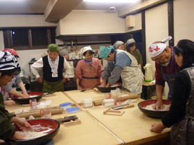 写真：そば打ち作業1