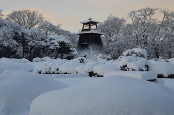 画像：沼田公園鐘楼冬風景
