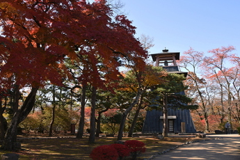 画像：沼田公園鐘楼秋風景