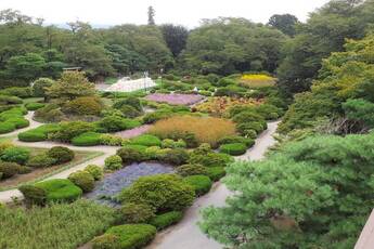画像：沼田公園中央花壇及び夏風景