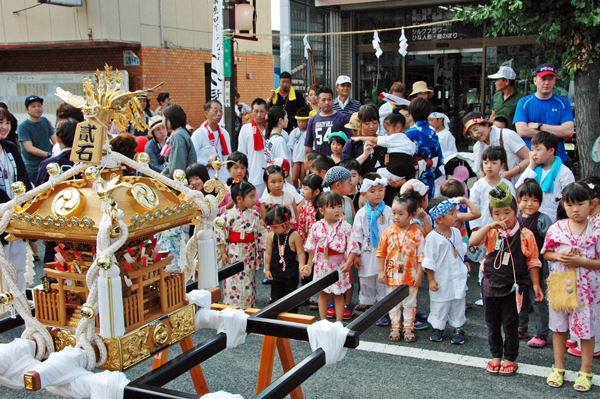 写真：幼児みこし1