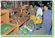 写真：採れたての野菜や果物の売り場