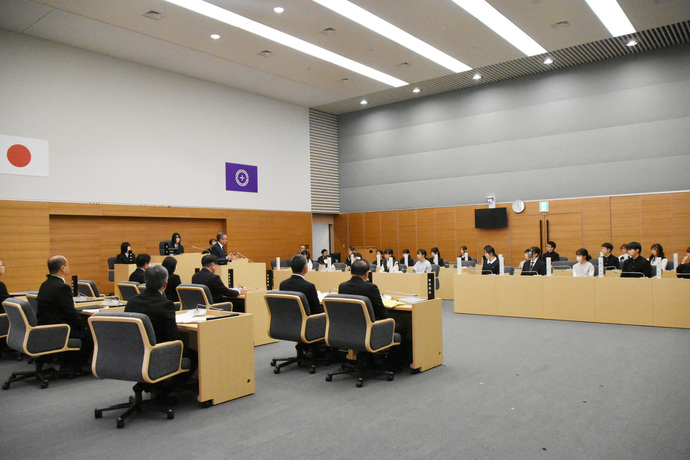 答弁を行う星野市長写真