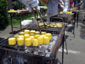 写真：トウモロコシを焼く様子