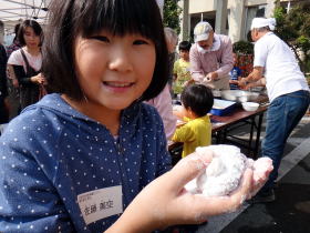 写真：おもちを手に笑顔の女の子