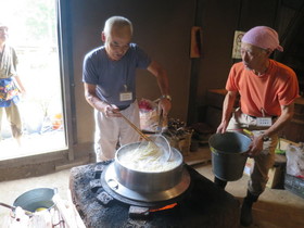 釜戸でうどんをゆでる写真