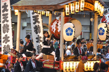 写真：天狗みこし先導：天狗山車太鼓