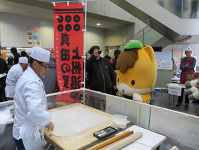 ぐんまちゃんがそば打ちの実演見る