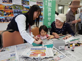 新聞紙を再利用して鉛筆の芯を包む