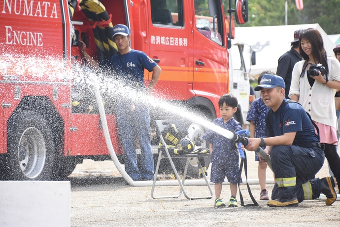 ポンプ車放水体験の写真