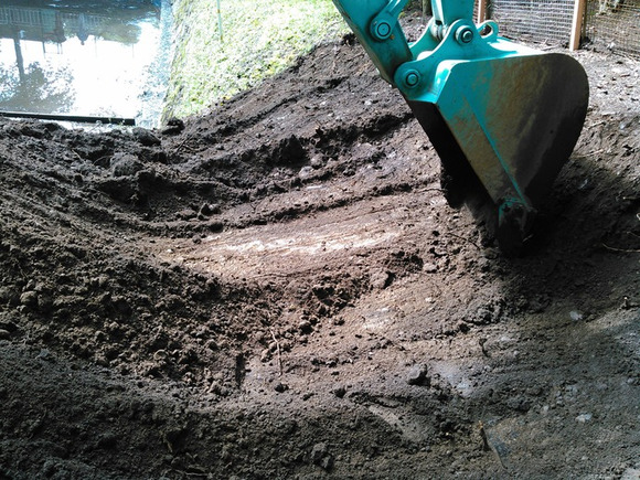 重機による表土掘削の状況写真