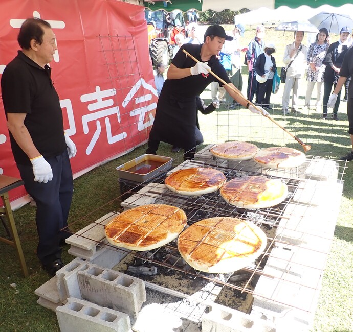 巨大焼まんじゅうの切り分けプレゼント