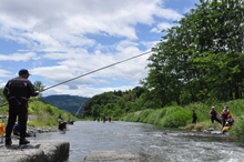 写真：アユ釣り（薄根川）