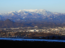 写真：川田地区から市街地と武尊山